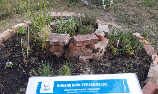 Kräuterschnecke mit Infotafel – Foto: Katrin Schroeder