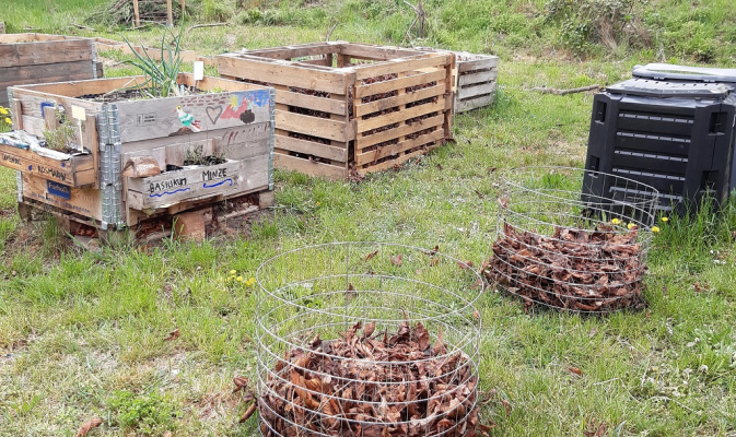 Kartoffeltürme warten auf Heu und Kartoffeln – Foto: Katrin Schroeder