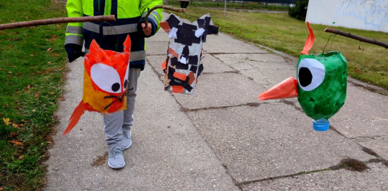 Bastelaktion der Kindergruppe: Bunte Laternen zum Martinstag Foto: Sabine Kleider