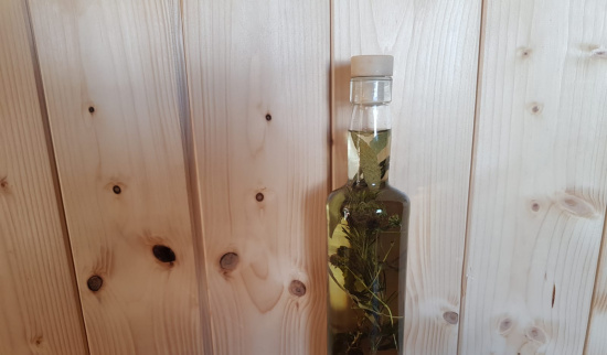 Kräuteröl selbst gemacht Foto: Katrin Schroeder