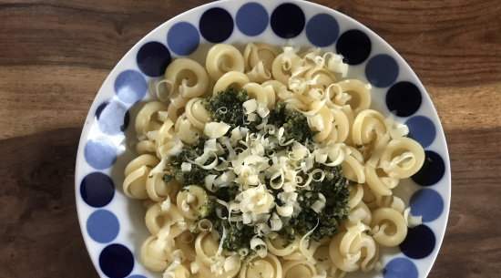 Giersch- Sesam- Pesto mit Pasta Foto: Katrin Schroeder