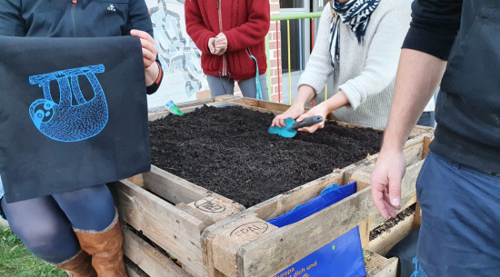 Hochbeetbau im Kinder- und Jugenhaus Gnandorf Foto: Isabel Kröber
