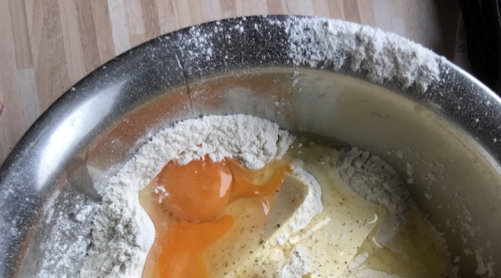 Keksteig entsteht Foto: Katrin Schroeder