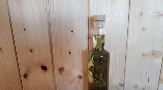 Kräuteröl selbst gemacht Foto: Katrin Schroeder