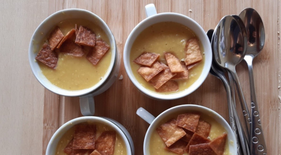 Natürlich wird die Suppe am Tag vor dem Fest von den Köch*innen probiert. Foto: Katrin Schroeder